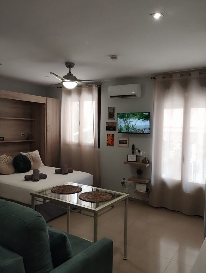 Salón y dormitorio del apartamento en Tomares